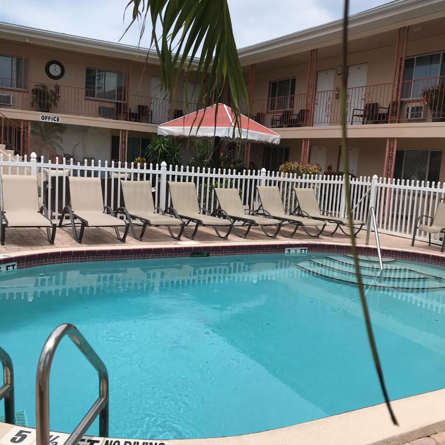 Carlton House Motel&Suites St. Pete Beach Buitenkant foto